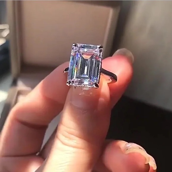 - 5.34Ct EMERALD Cut VVS Horizontal Setting Solitaire 925 Ring - Picture 4 of 17